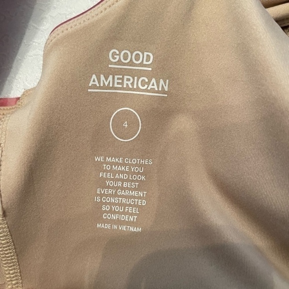 Good American Ombré Cross Over Back Sports Bra - Picture 9 of 15